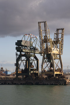 coppia di gru nel porto industriale