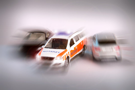 Rettungsgasse freihalten Symbolbild mit Spielzeugautos