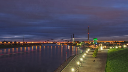 Fototapeta na wymiar Duisburg Hochfeld mit der Brücke der Solidarität und dem Rheinpark