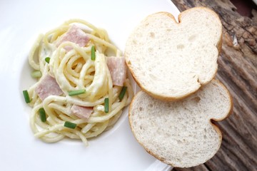 Spaghetti carbonara with french baguette