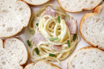 Spaghetti carbonara with french baguette