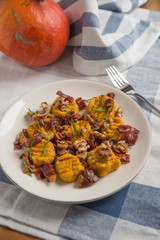Kürbis Gnocchi mit Speck und Nüssen