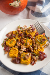 Kürbis Gnocchi mit Speck und Nüssen