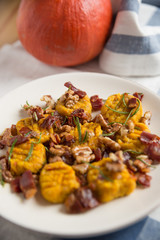 Kürbis Gnocchi mit Speck und Nüssen