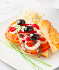 Pita bread with meat, parsley, tomato, bell pepper and pine seeds