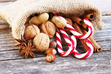 Nikolaussäckchen mit Nüssen, Zuckerstangen und Copyspace