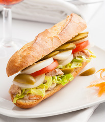 Pita bread with meat, parsley, tomato, bell pepper and pine seeds