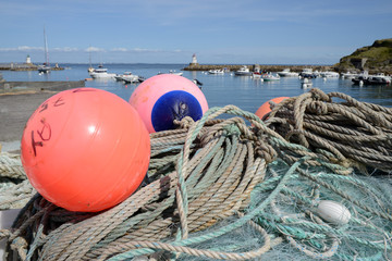Bouées, cordages et filets de pêche sur le port de Sauzon à Belle-Île-en-Mer