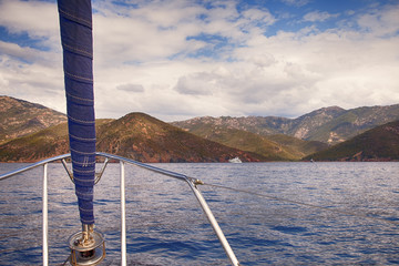 Fototapeta na wymiar voilier en navigation à Girolata-Corse