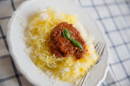 Spaghetti K&uuml;rbis mit Pesto und Basilikum