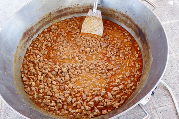 Caldereta de cordero Extremeña. Cocinando caldereta al final de la romería. Comida típica tradicional española.