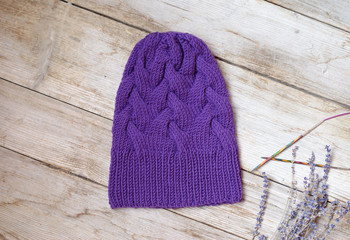 Вязаная шапка ручной работы
