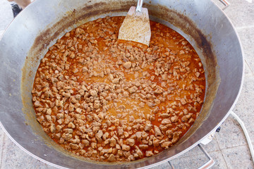 Caldereta de cordero Extremeña. Cocinando caldereta al final de la romería. Comida típica tradicional española.