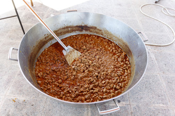Caldereta de cordero Extremeña. Cocinando caldereta al final de la romería. Comida típica tradicional española.