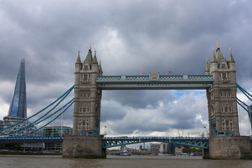Fototapeta na wymiar Tower Bridge Wolken