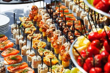 Fototapete Buffet, Bar Fleisch-, Fisch-, Gemüse-Canapés auf einer festlichen Hochzeitstafel im Freien