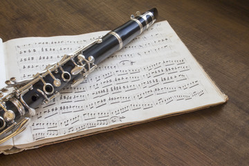 Clarinetto e partitura musicale    