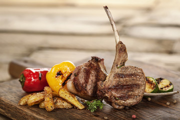 Lamm gegrillt auf edlem Holzbrett