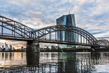 Fototapeta premium Skyline von Frankfurt mit Deutschherrnbrücke und EZB
