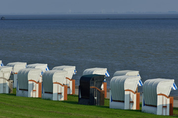 Reihe von Strandkörben an der deutschen Nordseeküste