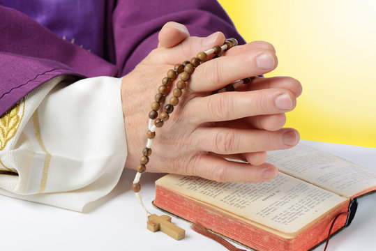 mani di religioso in preghiera