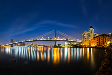 Obraz premium Manhattan Bridge o świcie, widok z parku Brooklyn Bridge