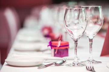 Gläser auf gedecktem Tisch