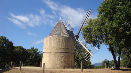 stary młyn wiatrak w pobliżu Ramatuelle - Francja - obrazy, fototapety, plakaty