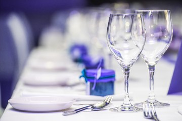 Gedeckter Tisch mit Gläsern