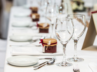 Gedeckter Tisch mit Gläsern