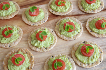Green avocado and tomato crackers