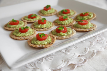 Green avocado and tomato crackers