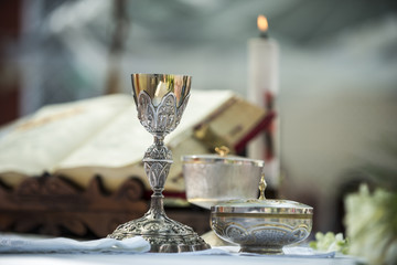 Chalice and ritual objects used for catholic mass - obrazy, fototapety, plakaty