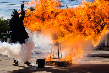 Obraz premium Firefighter fighting fire during training