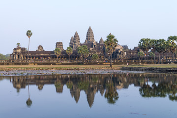 Obraz premium Angkor Wat and reflecting lake in sunset, Siem Reap, Cambodia