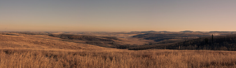 Fototapeta premium A panoramic landscape of foothills in the prairies, Ann & Sandy Cross Conservation, Alberta, Canada.