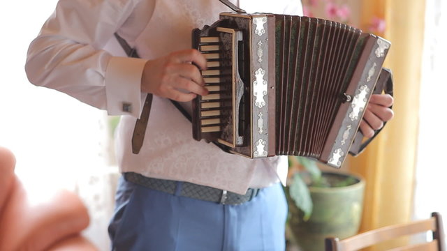 the groom plays the accordion