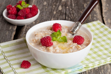 oatmeal with raspberries and honey