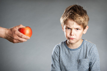 Portrait, Junge, grauer Hintergrund, Hand mit Apfel, gesunde Ern