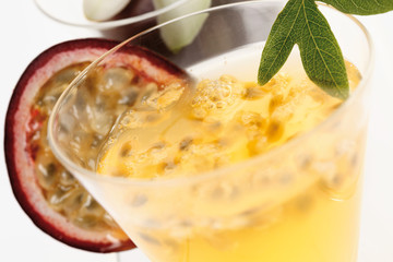 Passionsfrucht mit Blüte und Maracuja Getränk vor weißem Hint