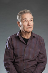 Älterer Mann schaut neugierig
