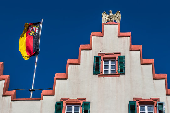 Die Fahne von Rheinland-Pfalz weht auf dem Rathausdach in Oppenheim