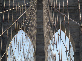 Naklejka premium Przeprawa przez Most Brookliński w słoneczny dzień w Nowym Jorku