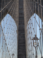 Fototapeta premium Przekraczanie Brooklyn Bridge w słoneczny dzień NYC
