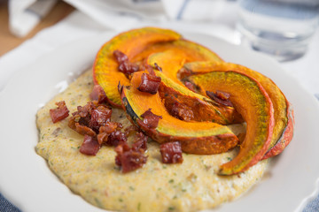 Polenta mit gebratenem Kürbis und Speck 