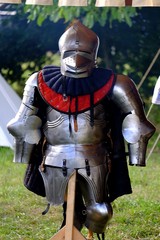 Ritter R&uuml;stung mit Beinschild