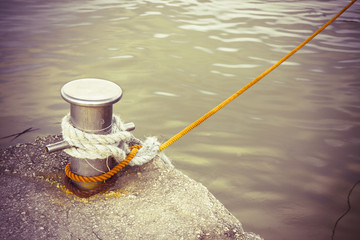 Cleat for mooring boats