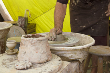 Alfarero trabajando en su taller. Artesano moldeando el barro. Maestro trabajando. Trabajos tradicionales.