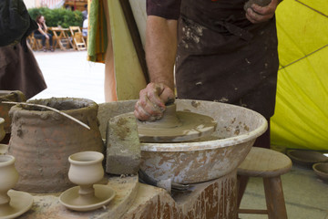 Alfarero trabajando en su taller. Artesano moldeando el barro. Maestro trabajando. Trabajos tradicionales.