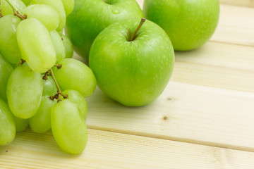 Ripe and juicy green grapes and apple